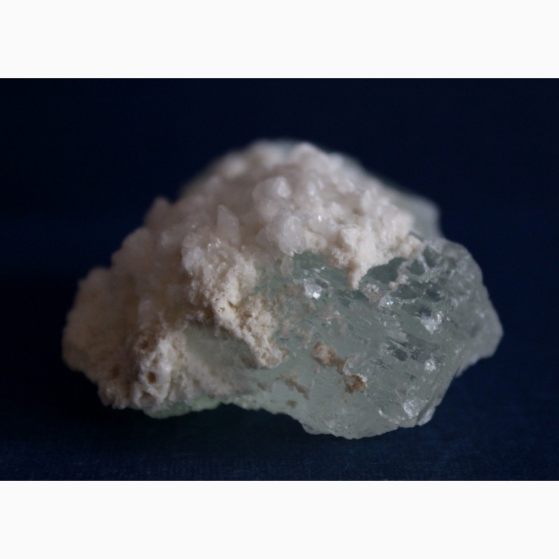 Фото 6. Прозрачный зеленый флюорит с кристаллами доломита