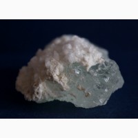Прозрачный зеленый флюорит с кристаллами доломита