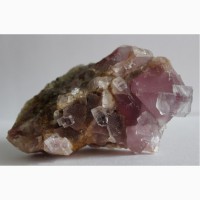 Флюорит: друза розово-фиолетовых и бесцветных кристаллов