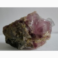 Флюорит: друза розово-фиолетовых и бесцветных кристаллов