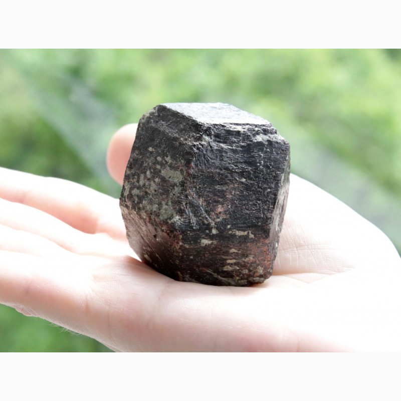 Фото 12. Гранат (альмандин), крупный кристалл - 2