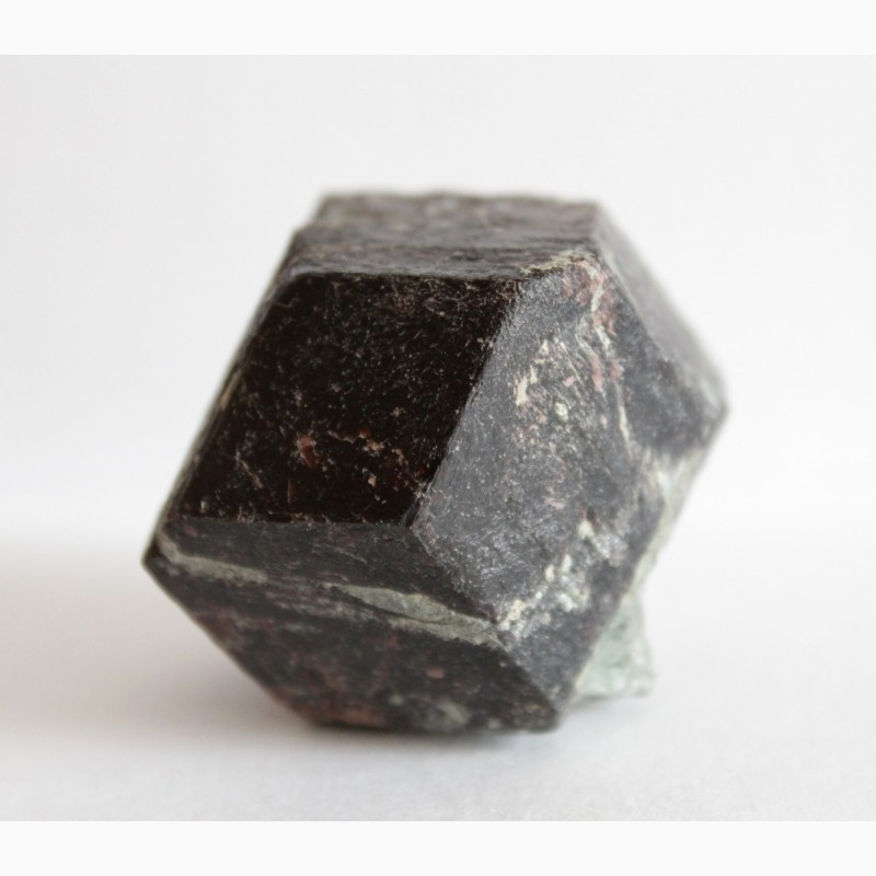 Фото 5. Гранат (альмандин), крупный кристалл - 2