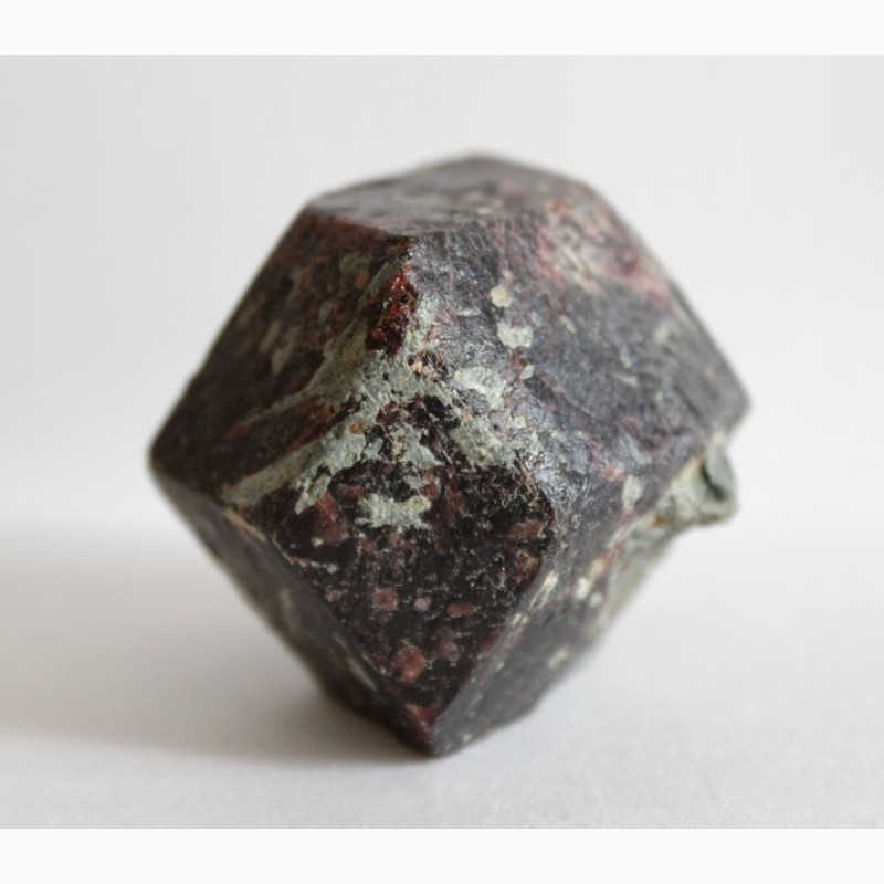 Фото 9. Гранат (альмандин), крупный кристалл - 2
