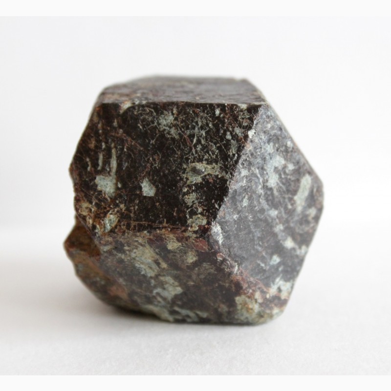 Фото 10. Гранат (альмандин), крупный кристалл 3