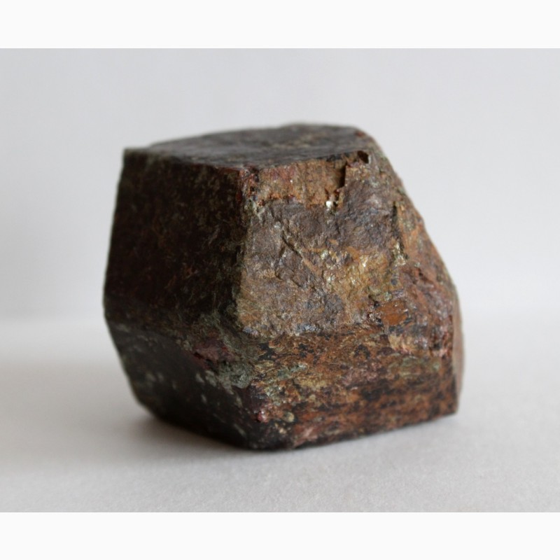 Фото 11. Гранат (альмандин), крупный кристалл 3