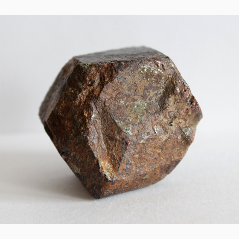 Фото 12. Гранат (альмандин), крупный кристалл 3
