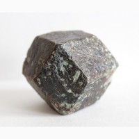 Гранат (альмандин), крупный кристалл 3