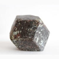 Гранат (альмандин), крупный кристалл 3