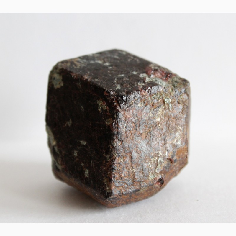 Фото 7. Гранат (альмандин), крупный кристалл 3