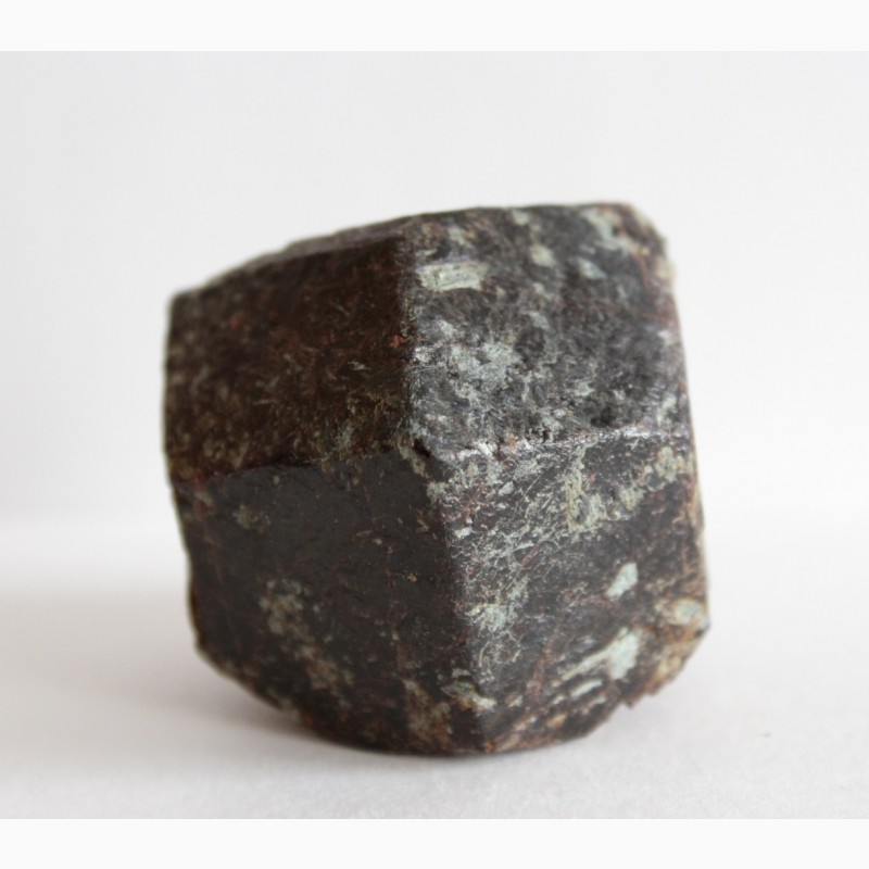 Фото 9. Гранат (альмандин), крупный кристалл 3