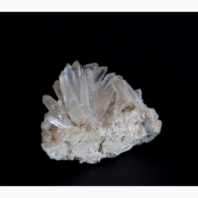 Фото 4. Друза кристаллов тонкопризматического кварца на полевом шпате