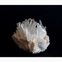 Друза кристаллов тонкопризматического кварца на полевом шпате