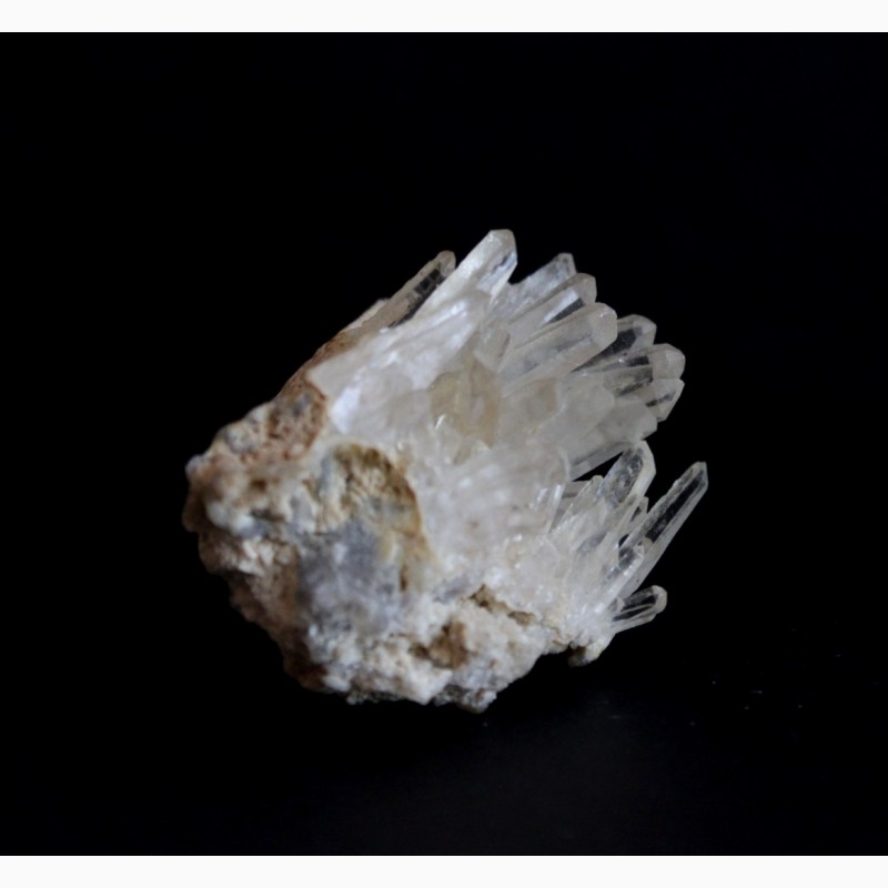 Фото 7. Друза кристаллов тонкопризматического кварца на полевом шпате