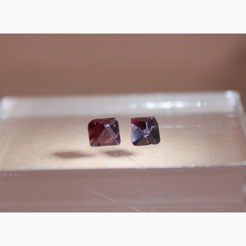 Фото 6. Шпинель красная: кристаллы природной огранки. Могок