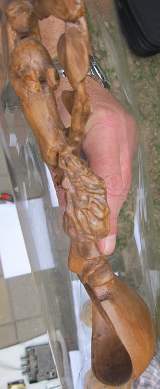 Фото 2. Деревянная ложка резная с ручкой в форме фигуры белки, резьба по дереву