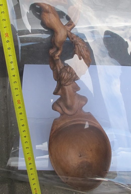 Фото 5. Деревянная ложка резная с ручкой в форме фигуры белки, резьба по дереву