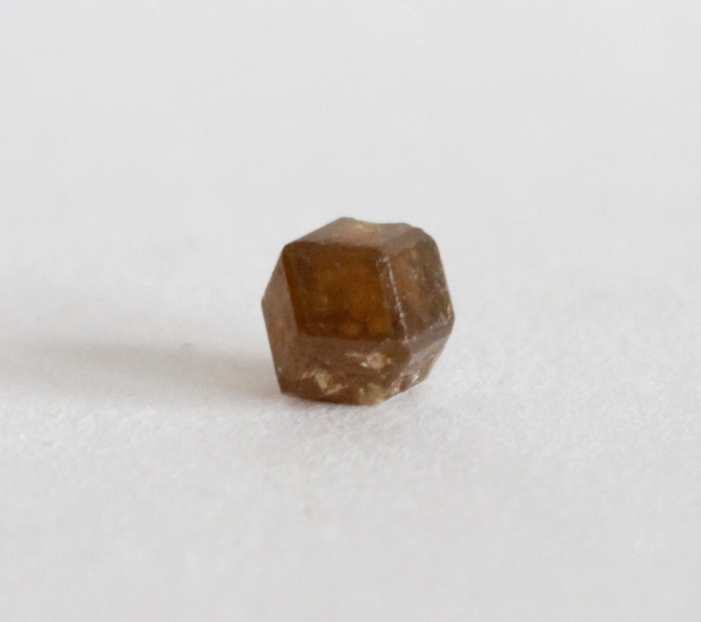 Фото 10. Топазолит, хорошо сформированный кристалл 3