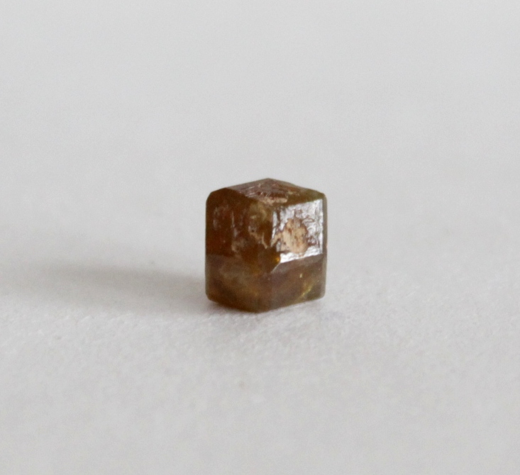 Фото 11. Топазолит, хорошо сформированный кристалл 3