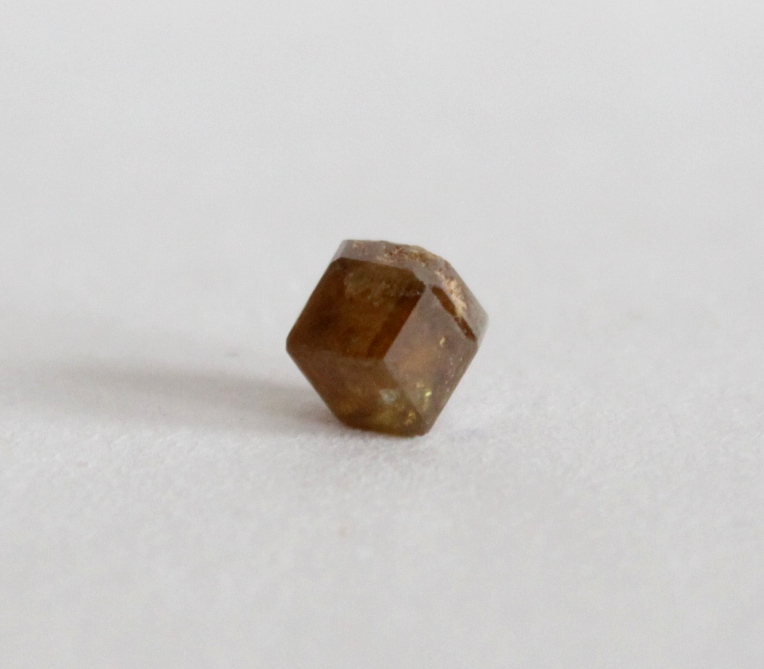 Фото 2. Топазолит, хорошо сформированный кристалл 3
