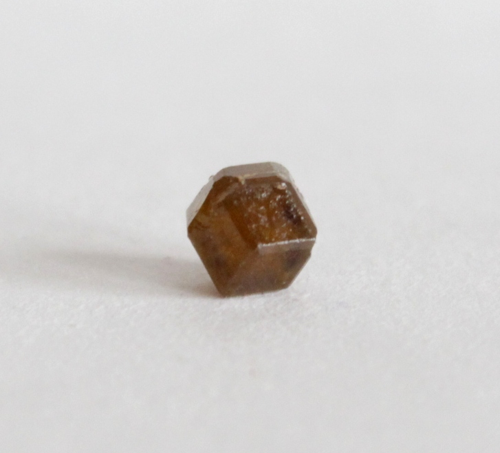 Фото 4. Топазолит, хорошо сформированный кристалл 3