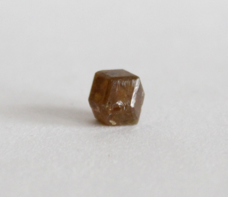 Фото 8. Топазолит, хорошо сформированный кристалл 3