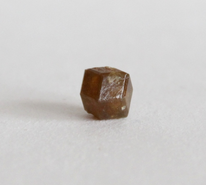 Фото 9. Топазолит, хорошо сформированный кристалл 3