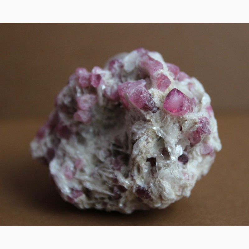 Фото 2. Кристаллы розового турмалина в лепидолите
