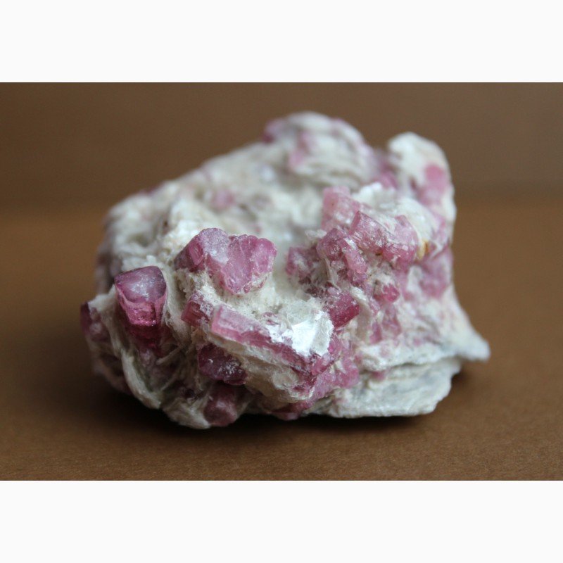 Фото 3. Кристаллы розового турмалина в лепидолите