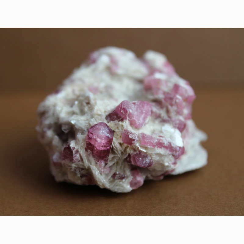 Фото 4. Кристаллы розового турмалина в лепидолите