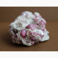Кристаллы розового турмалина в лепидолите