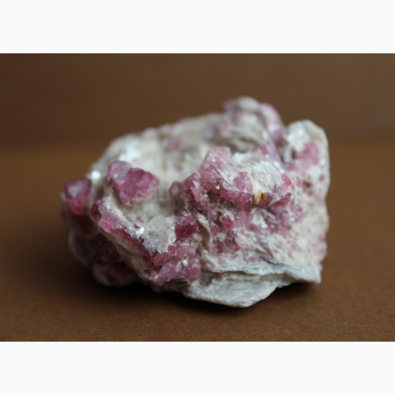 Фото 5. Кристаллы розового турмалина в лепидолите