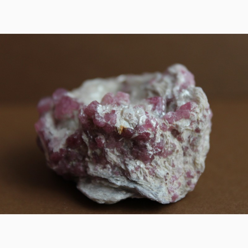 Фото 6. Кристаллы розового турмалина в лепидолите
