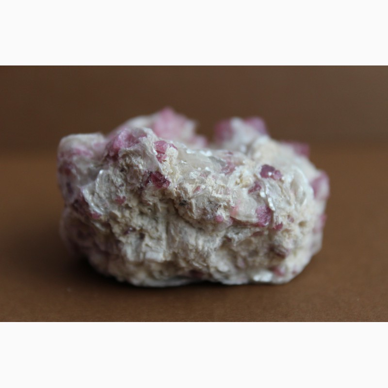 Фото 7. Кристаллы розового турмалина в лепидолите