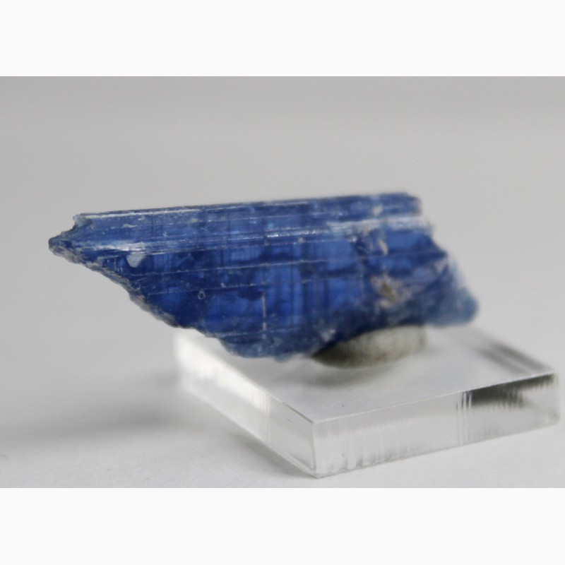 Фото 2. Кианит, прозрачный кристалл