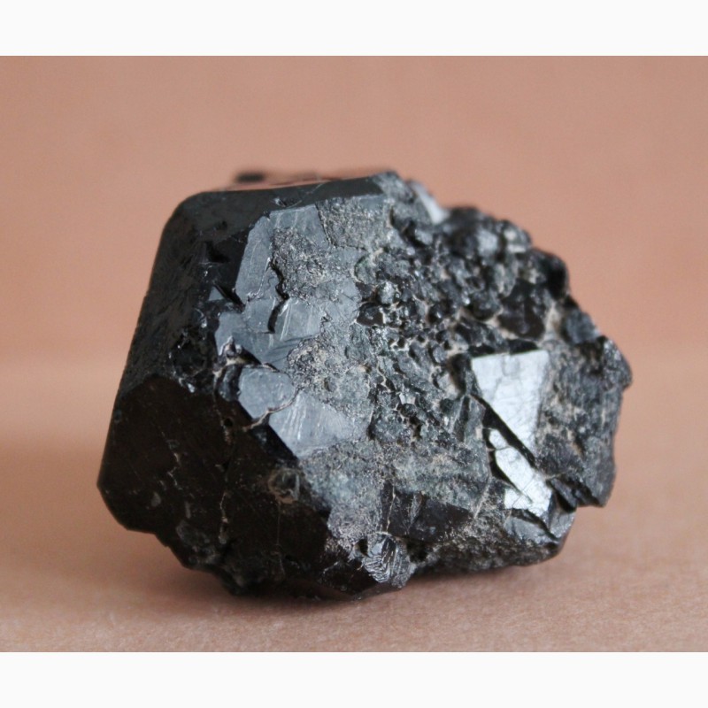 Фото 2. Черная шпинель, фрагмент очень крупного кристалла