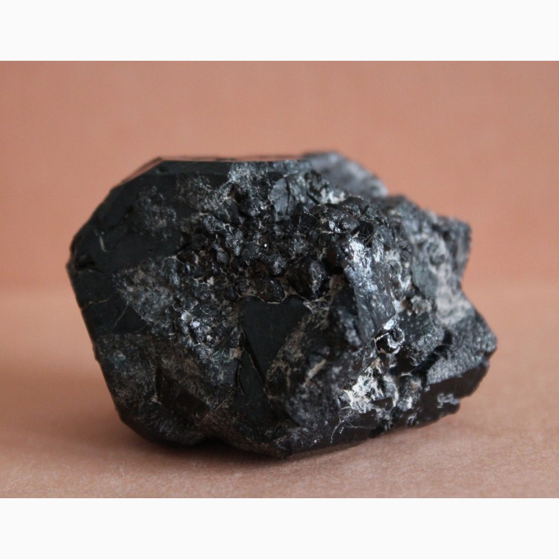 Фото 3. Черная шпинель, фрагмент очень крупного кристалла