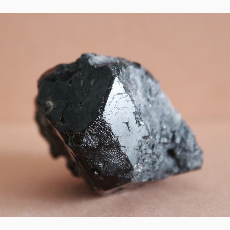 Фото 4. Черная шпинель, фрагмент очень крупного кристалла