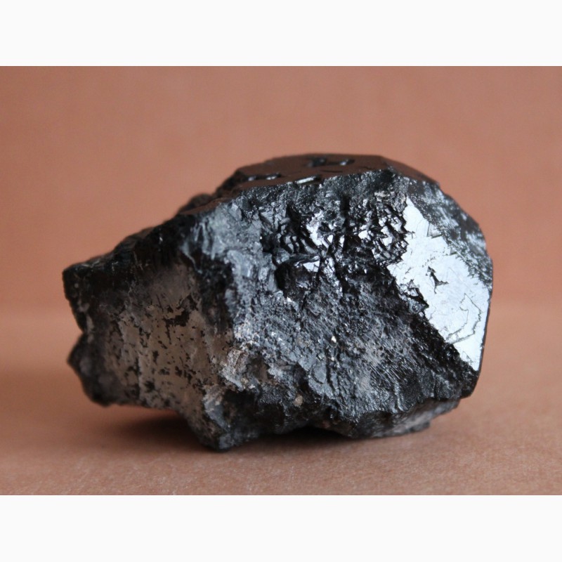 Фото 5. Черная шпинель, фрагмент очень крупного кристалла