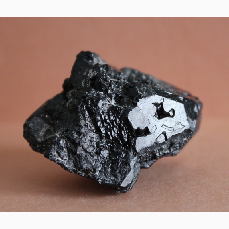 Фото 6. Черная шпинель, фрагмент очень крупного кристалла