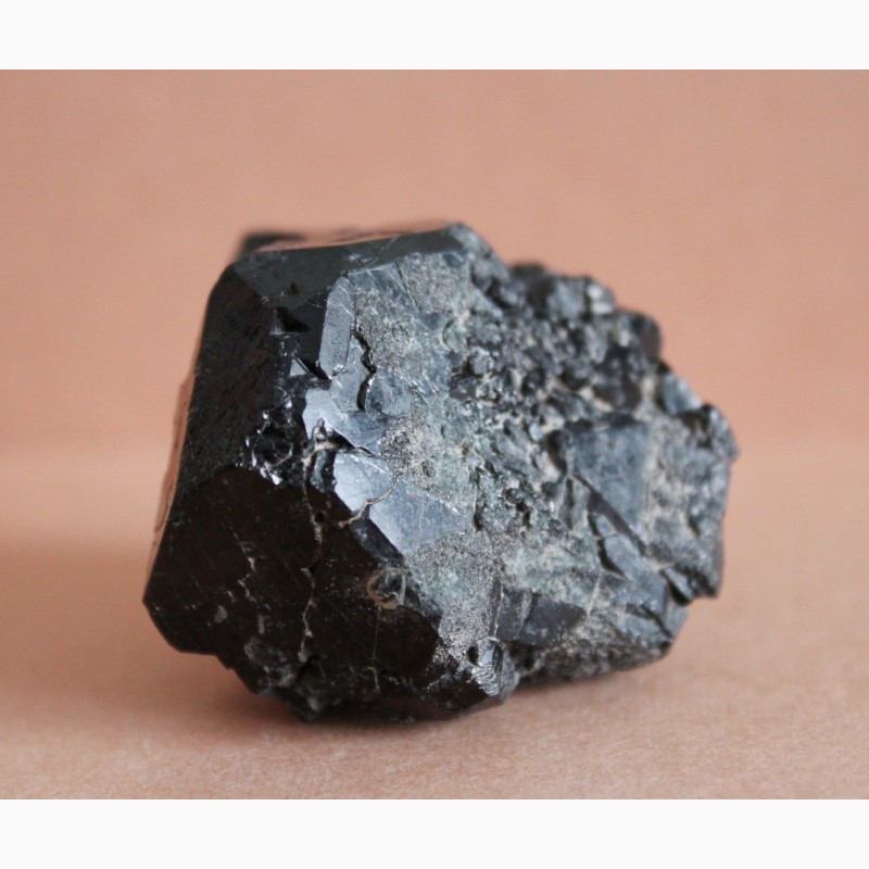 Фото 7. Черная шпинель, фрагмент очень крупного кристалла
