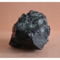 Черная шпинель, фрагмент очень крупного кристалла