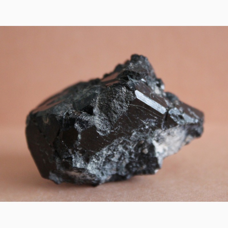 Фото 9. Черная шпинель, фрагмент очень крупного кристалла