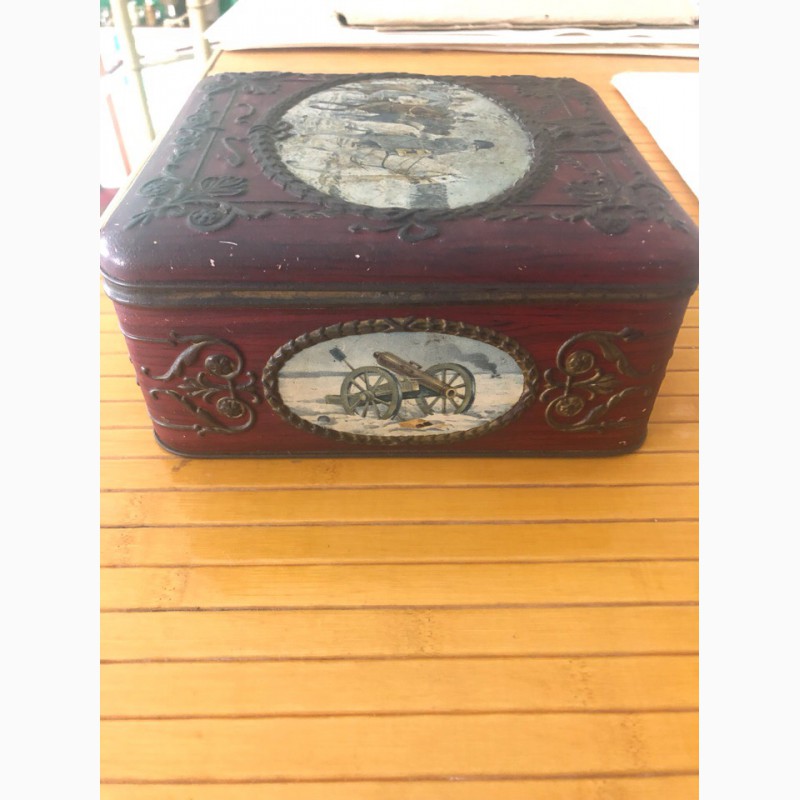Коробка из под конфет «Т-во Эийнэм.К 100-летию Бородино»