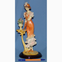 Статуэтка Дама в шляпе в оранжевом платье
