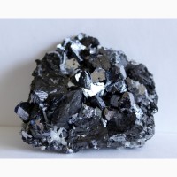 Зеркальный сфалерит (разн. марматит), белый кварц, друза кристаллов