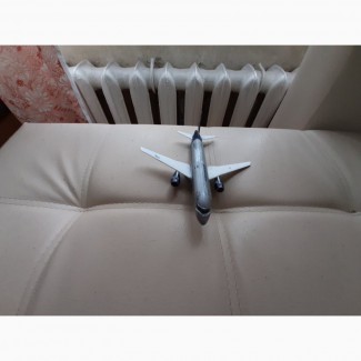 Продам модель самолета Суперджет 100 масштаб 1:144