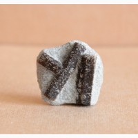 Ставролит, двойниковый и одиночный кристаллы в слюдистом сланце