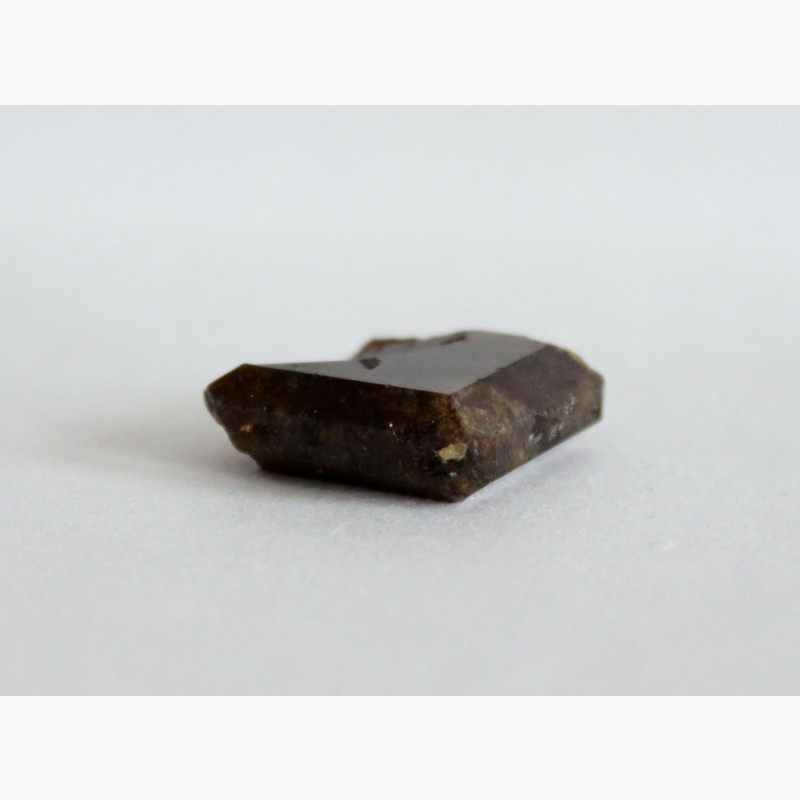 Фото 7. Необычный кристалл Везувиана в форме уплощенного квадрата