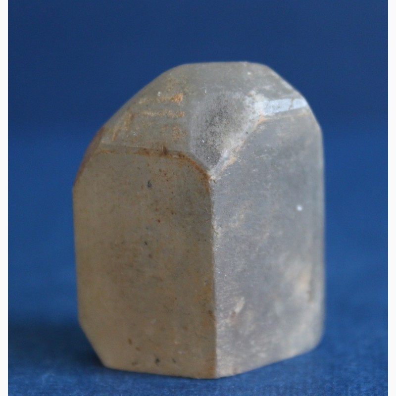 Топаз: цельный, хорошо сформированный кристалл