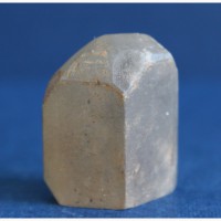 Топаз: цельный, хорошо сформированный кристалл